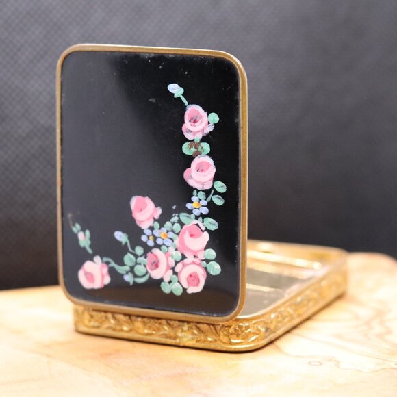 Rare Vintage Foster Black Enamel Compact with Pink Roses & Gold-Tone Etched Edge - Picture 10 of 13